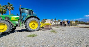 Las playas de Motril se preparan para la oleada de turismo de Semana Santa con tareas preparatorias en marcha