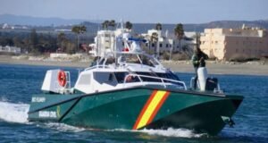 La Guardia Civil rescata a 23 inmigrantes de una patera en el Mediterráneo