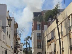 Fuerte explosión en el Hotel Olas de Almuñécar provoca incendio en la azotea y desalojos